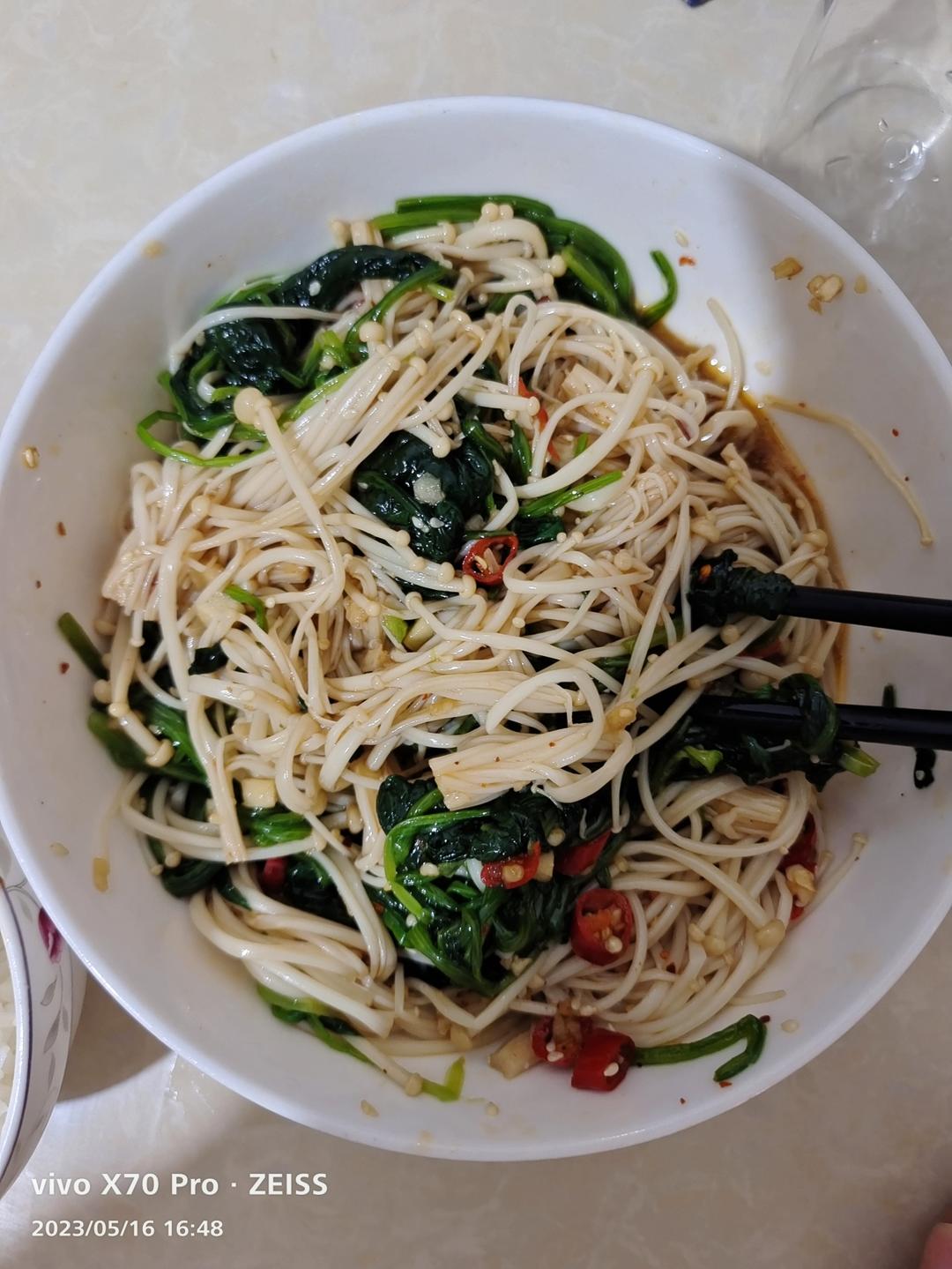 解馋减脂餐！酸辣开胃又下饭的菠菜拌金针菇