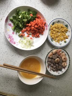 豪华炒饭虾仁肉肠青椒玉米胡萝卜蛋炒饭的做法 步骤2