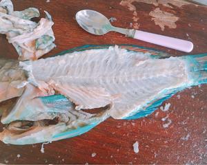 青衣虾仁鱼丸汤的做法 步骤2