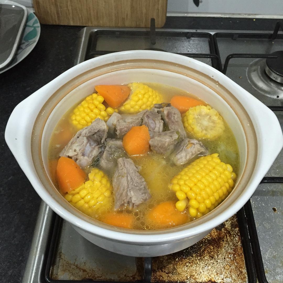 胡萝卜玉米排骨汤