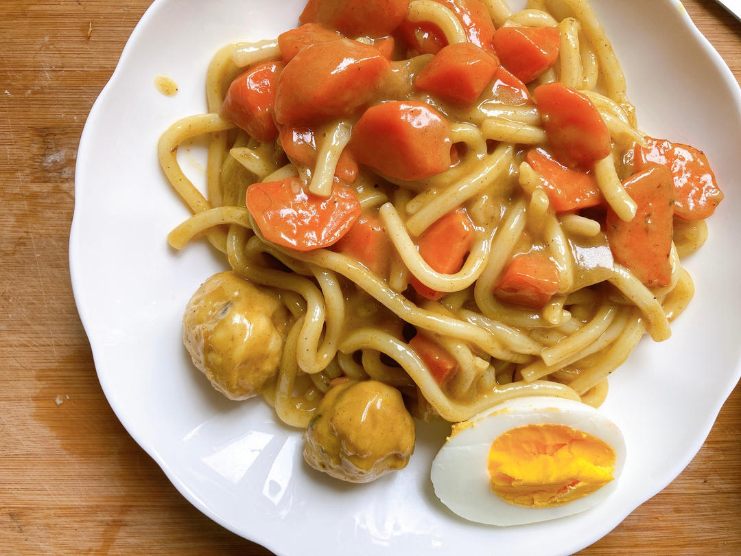 超浓郁的咖哩鱼丸乌冬面