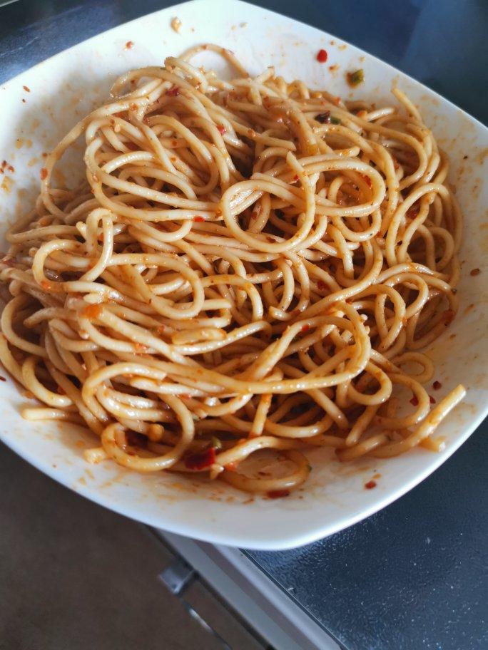 厨师长教你：“鸡丝凉面”的家常做法，味道好极了，先收藏起来