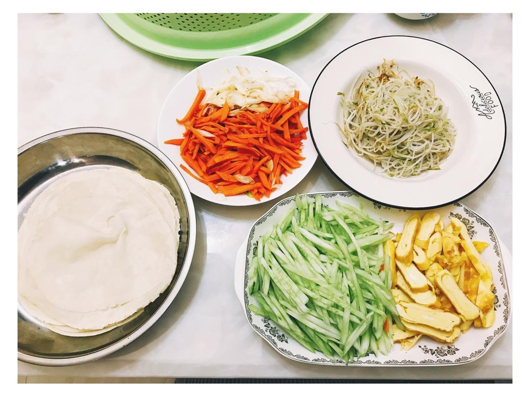 用买来的饺子皮就能做出好吃的春饼！