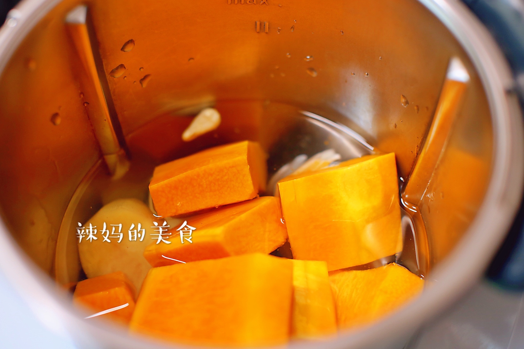 15分钟超丝滑南瓜浓汤的做法 步骤2