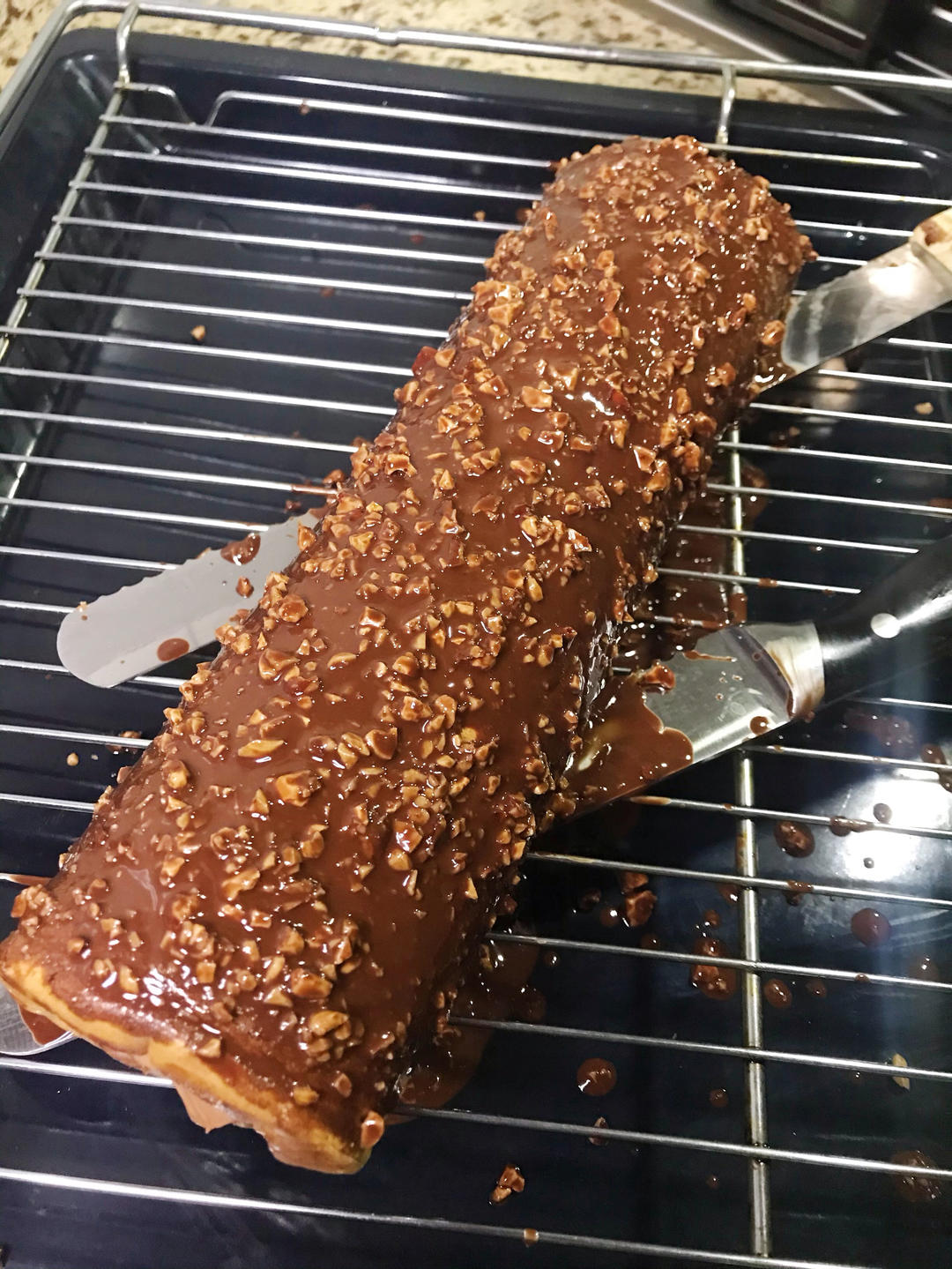 🍫梦龙蛋糕卷. 巧克力脆皮蛋糕卷 by pink-rabbit