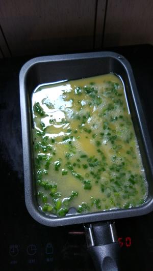 【桂冠沙拉酱食谱】香葱肉松沙拉鸡蛋卷的做法 步骤3