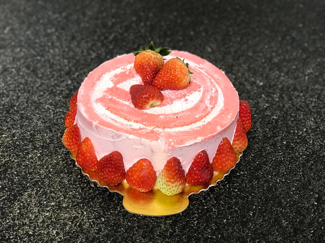 草莓漩涡年轮蛋糕🍓一圈又一圈，治愈且美好～