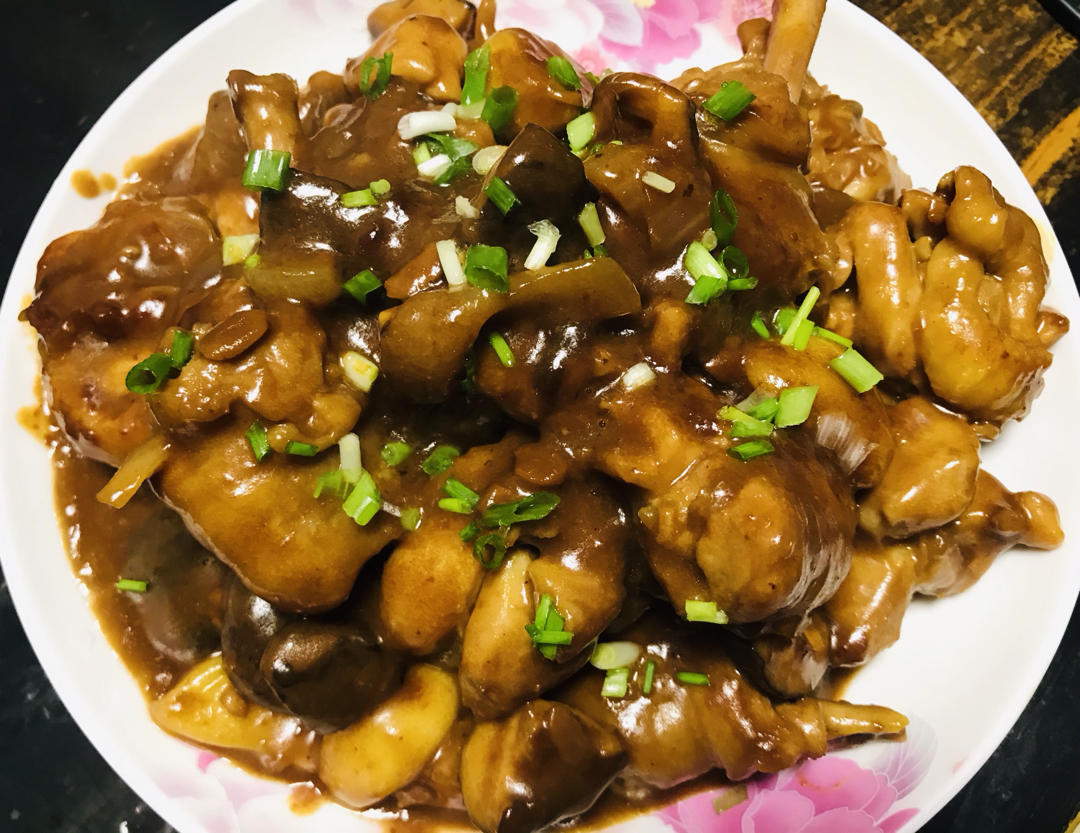 香气火爆口感滑嫩的啫啫滑鸡煲