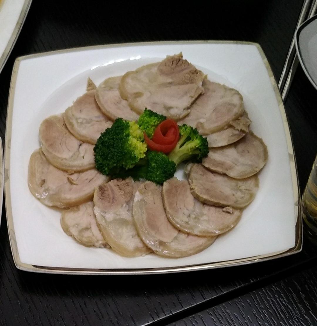 蒜酱水晶猪肘子，满满的胶原蛋白哦！