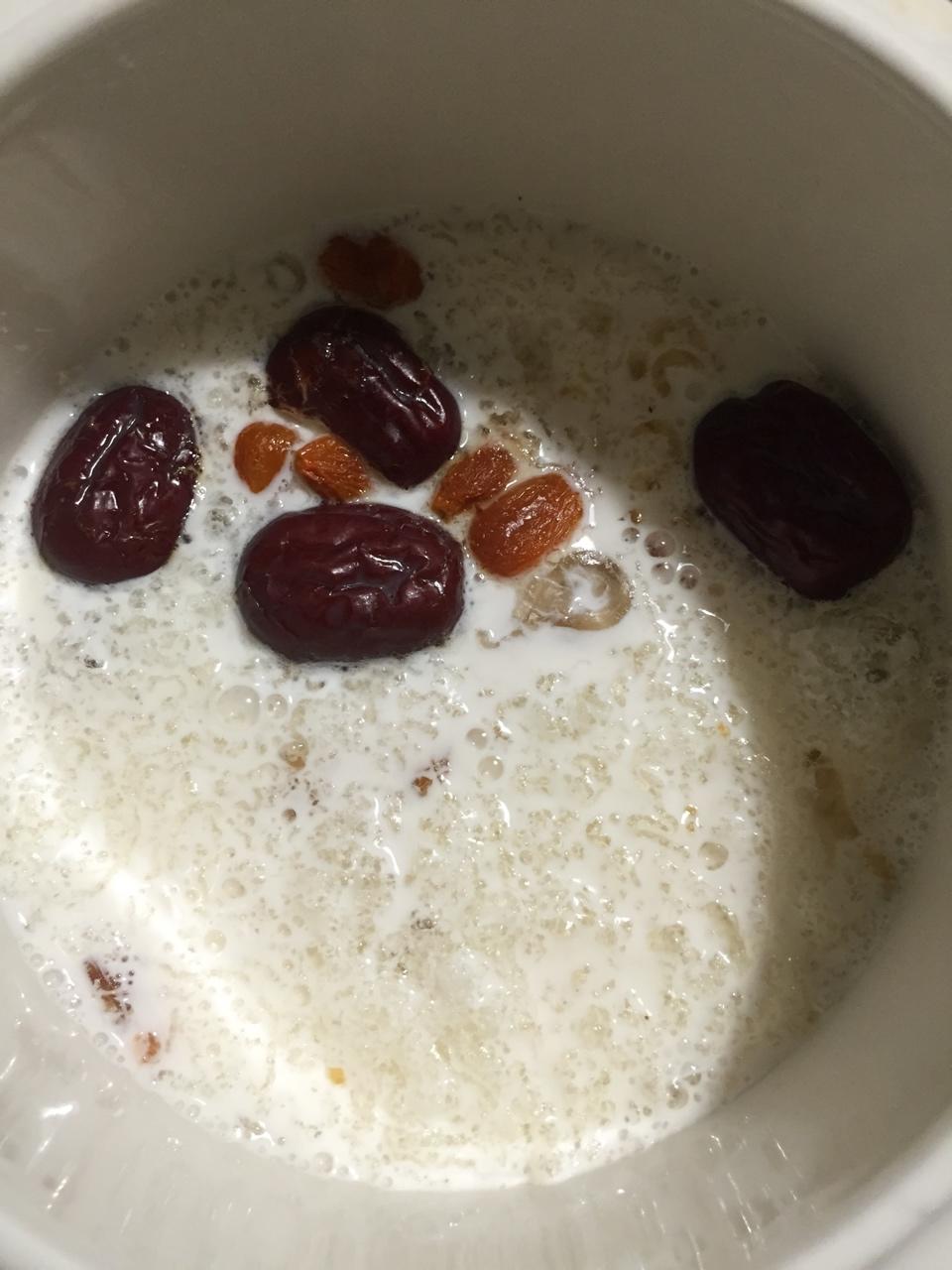 桃胶皂角米牛奶炖雪燕