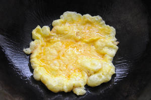 平菇青椒炒鸡蛋 好吃又营养的超快手家常菜的做法 步骤5