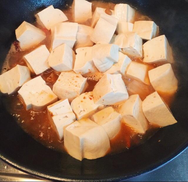 五花肉炖豆腐的做法