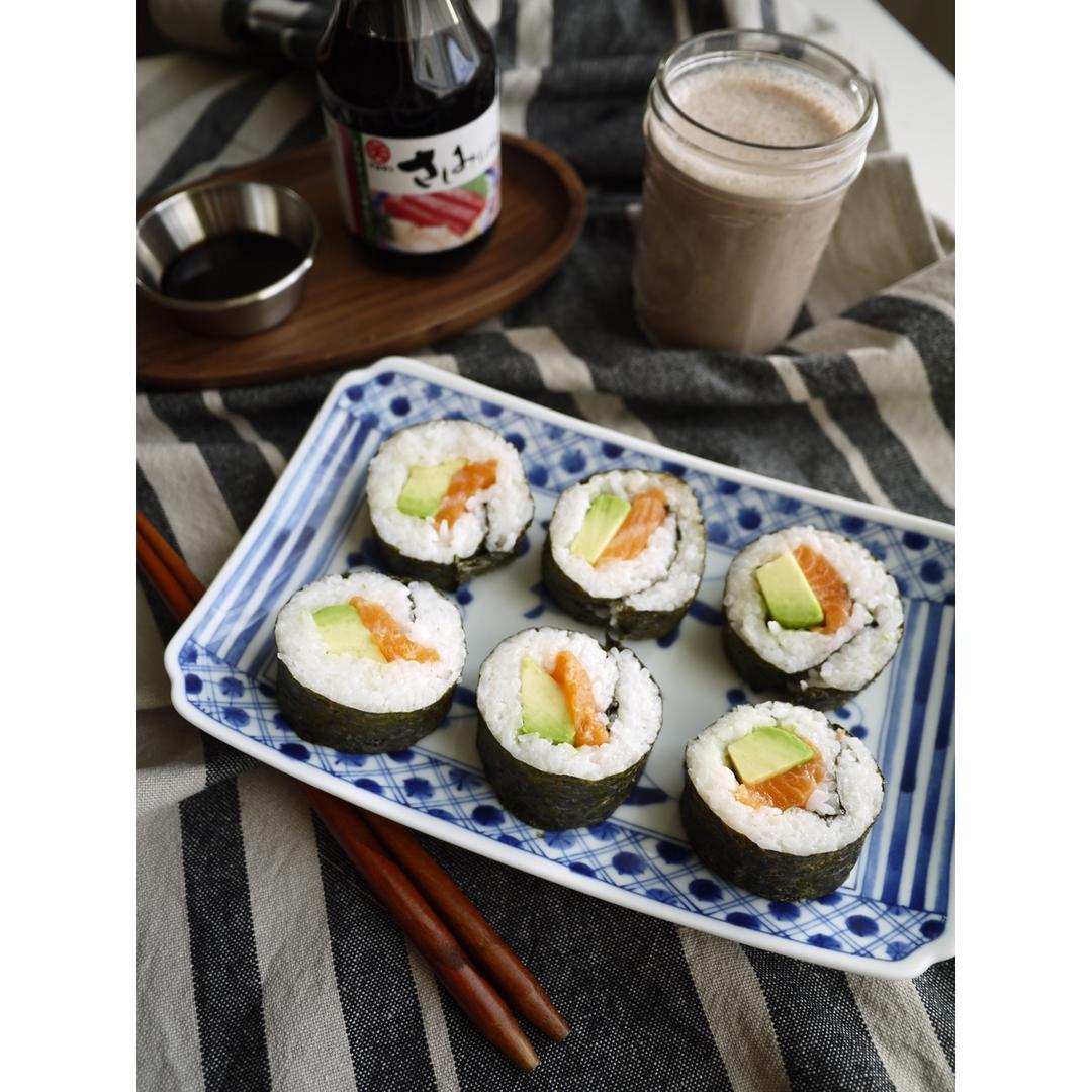 三文鱼牛油果寿司，肉松牛油果鸡蛋寿司