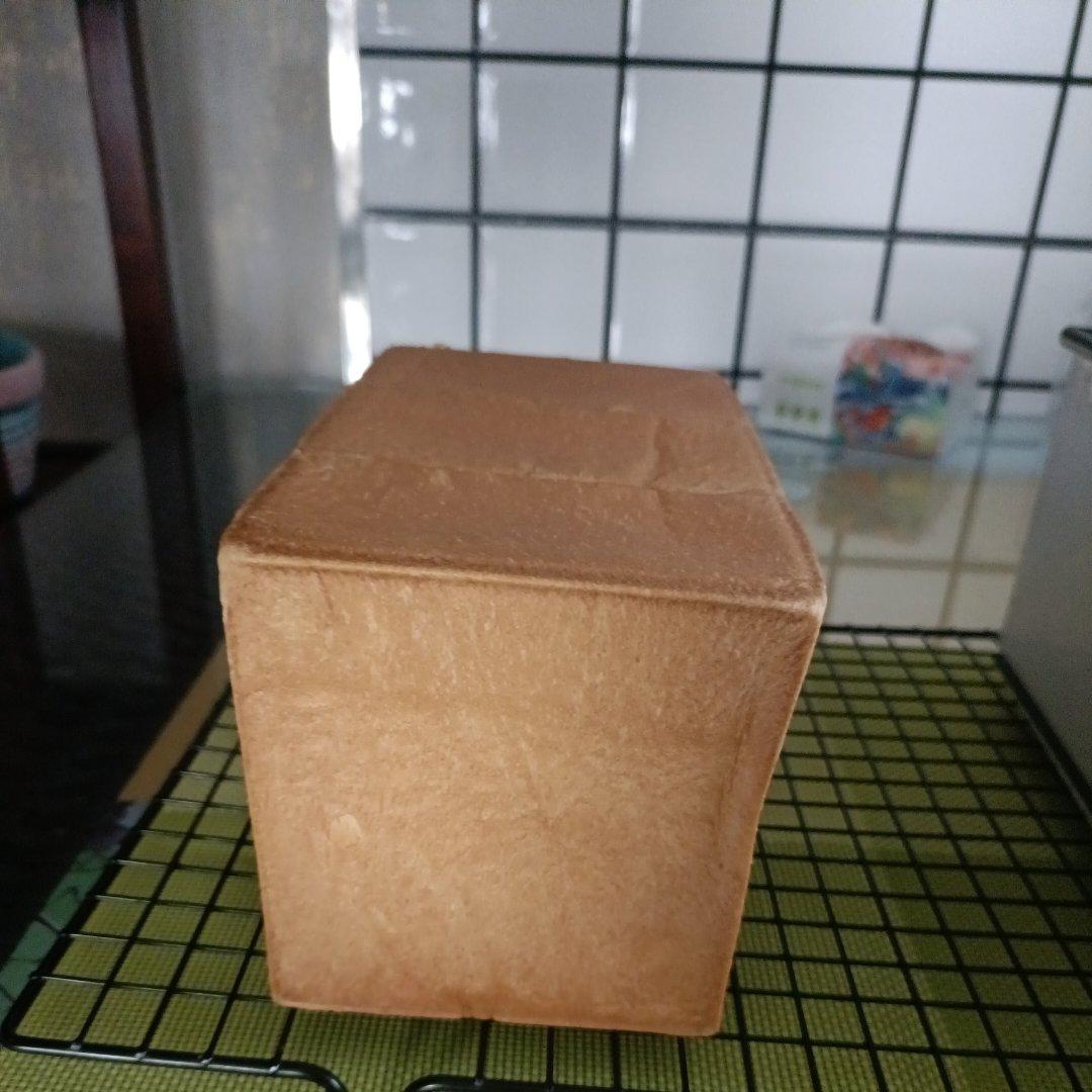 吐司方包，女儿说和来自台湾的爸爸糖一样好看好吃。零失败（是指我个人制作没有失败过）。