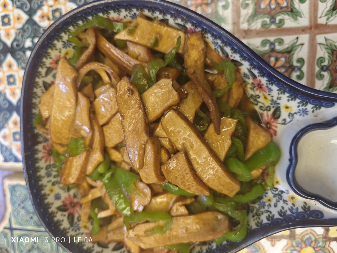 青椒炒豆干～这道菜，吃过的人100%都喜欢