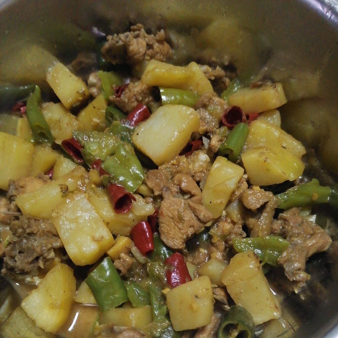 土豆炖鸡块