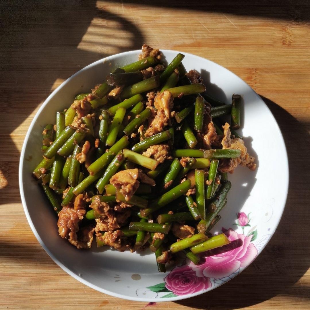 这菜太费饭！酱香蒜苔炒鸡蛋