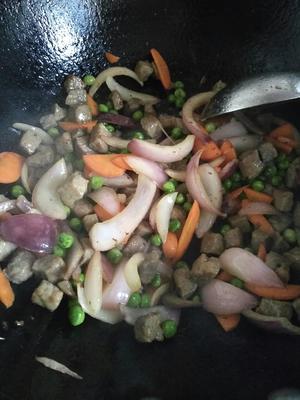 黑椒牛排粒炒胡萝卜和洋葱的做法 步骤6