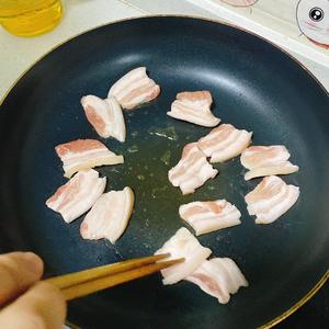 韩式辣白菜炒五花肉的做法 步骤1