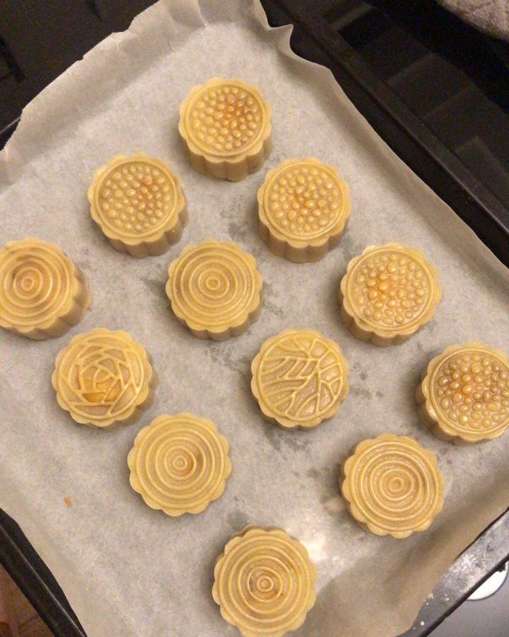 广式月饼—蛋黄莲蓉月饼