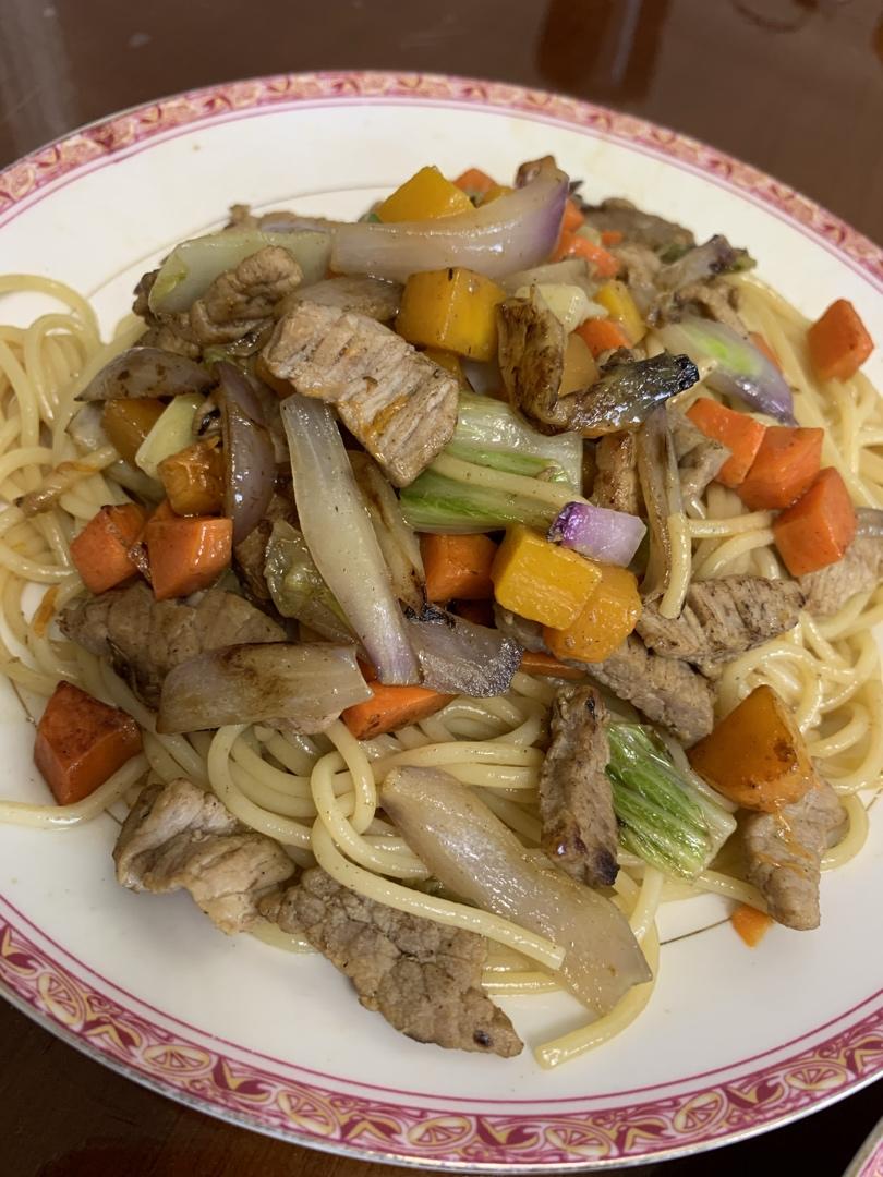 鲜蔬猪肉意大利面