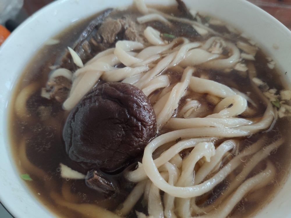 超好吃的香菇炖鸡面