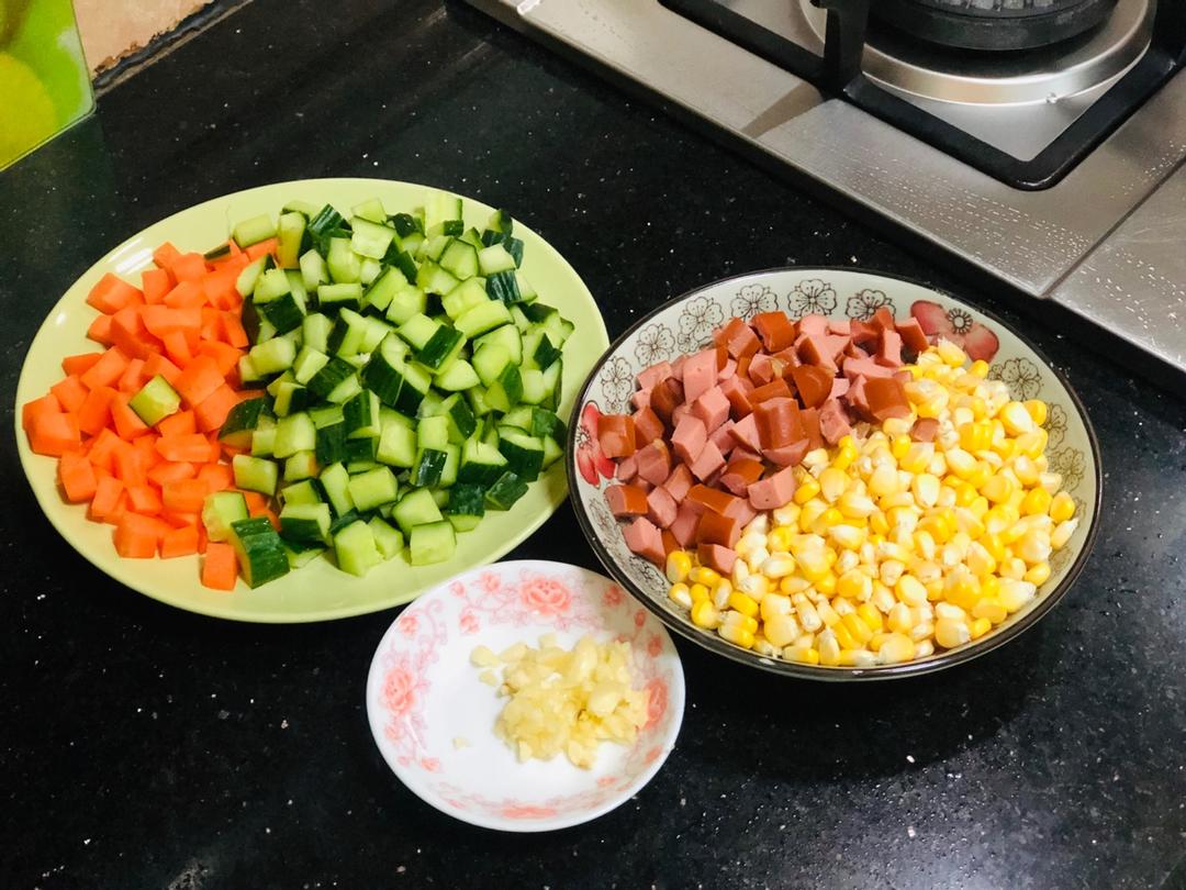 炒四丁（肉丁、豌豆、胡萝卜丁、玉米粒）