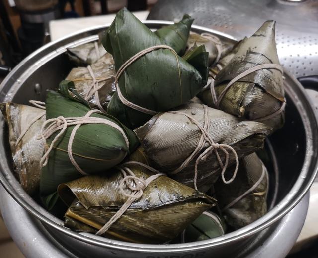 海南黑猪蛋黄排骨肉粽的做法