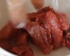 减脂版辣白菜番茄牛肉汤的做法 步骤1