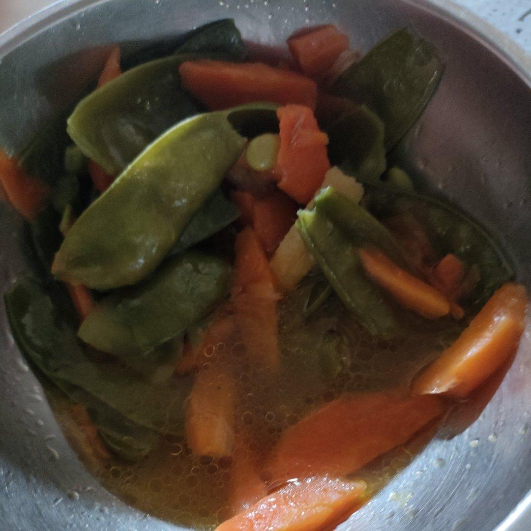 胡萝卜炒豌豆荚