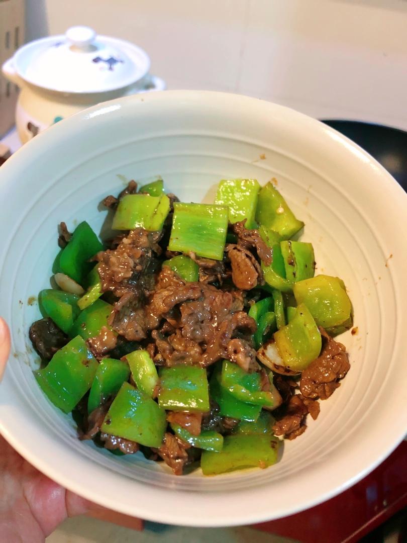 3分钟快手青椒炒牛肉，家庭版无盐无味精嫩香牛肉，我的常备菜单