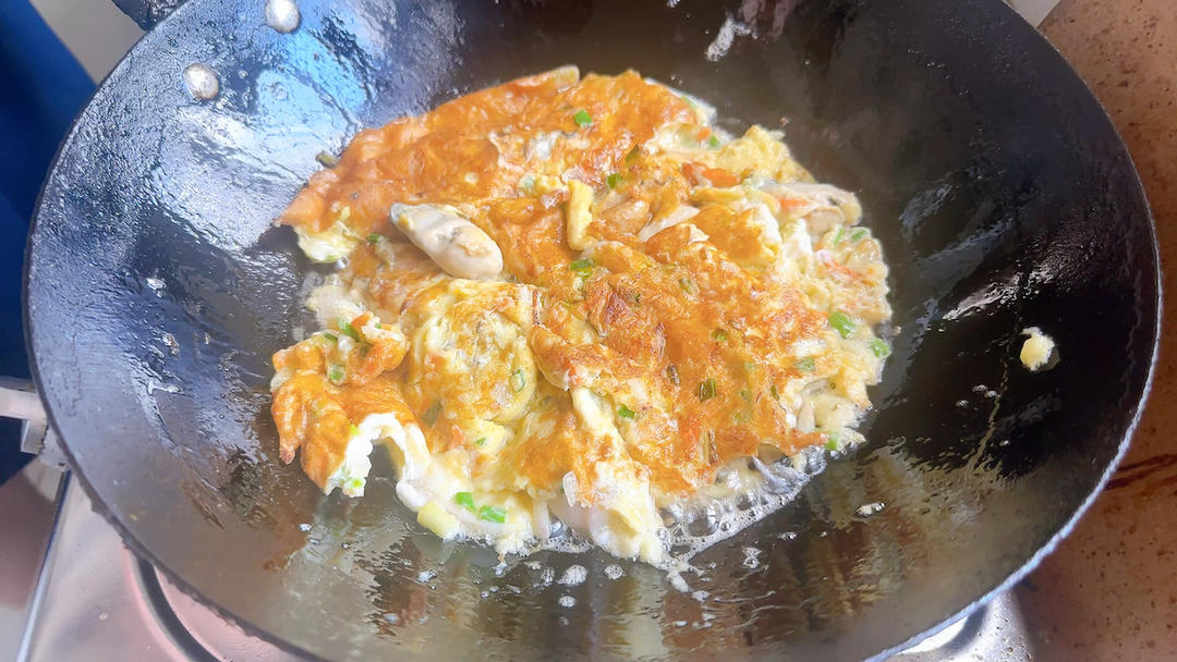 教你用亨氏番茄沙司轻松做出一盘口感超赞的生蚝鸡蛋饼的做法 步骤4