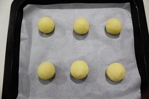 土豆蛋黄酥的做法 步骤4