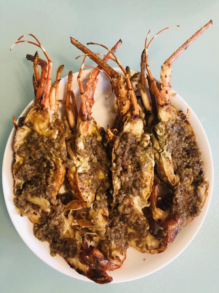 🦐香煎蒜蓉小青龙🦐（家庭🏡简易版，造型一般，味道很赞😋😋😋😎😎😎）的做法