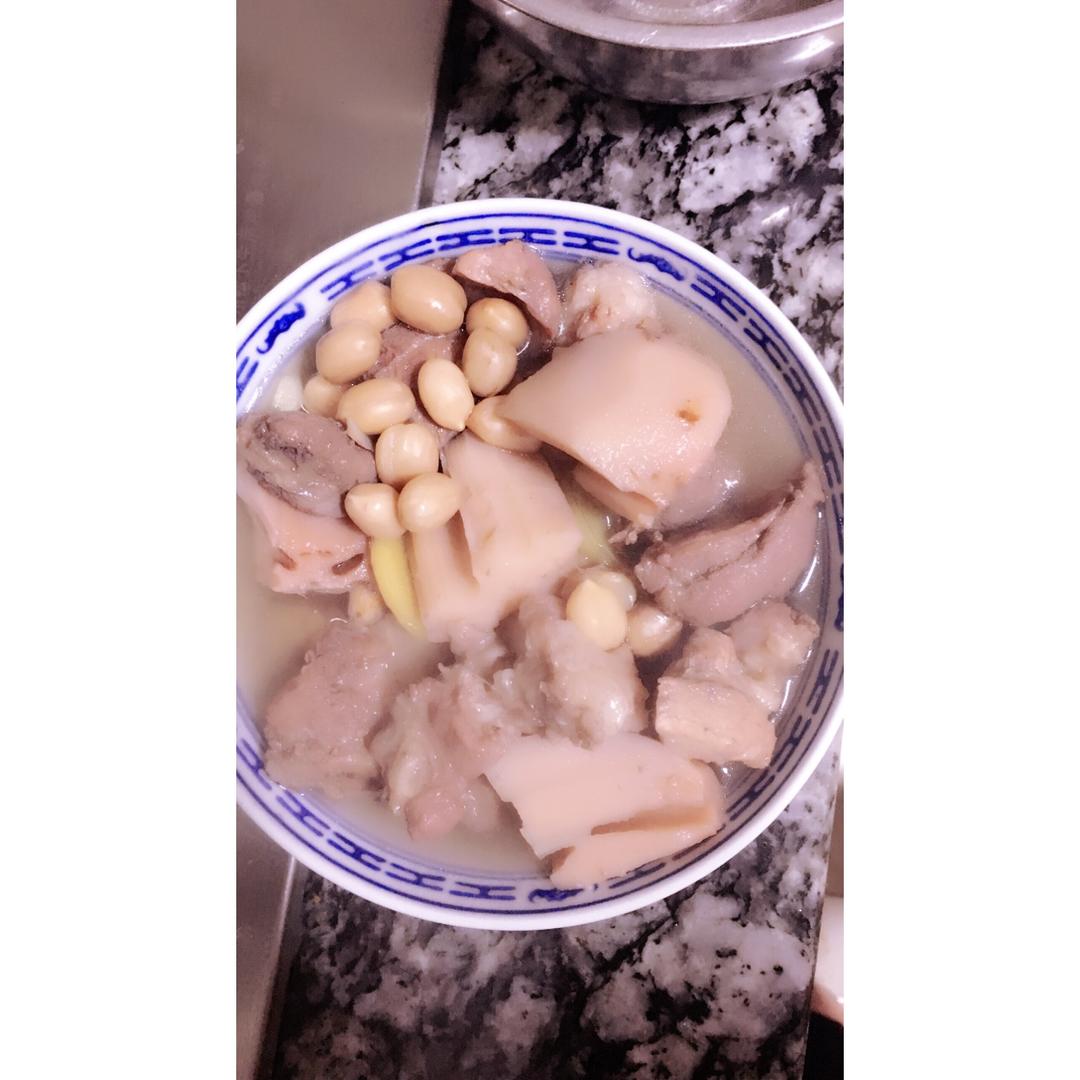 黄豆花生猪脚汤