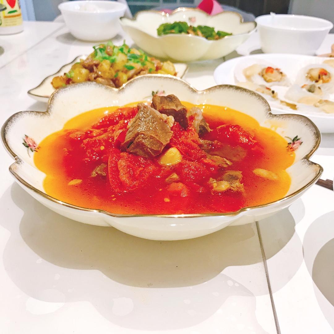 给我一份西红柿炖牛腩，我能吃掉三碗米饭。