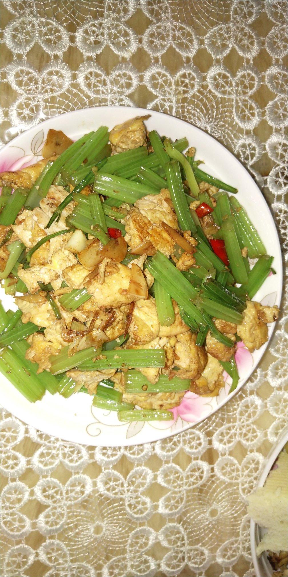 芹菜炒鸡蛋(超级简单的快手菜呀~)