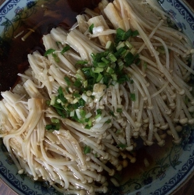葱油金针菇——10分钟快手菜，你绝对不能错过的美味~