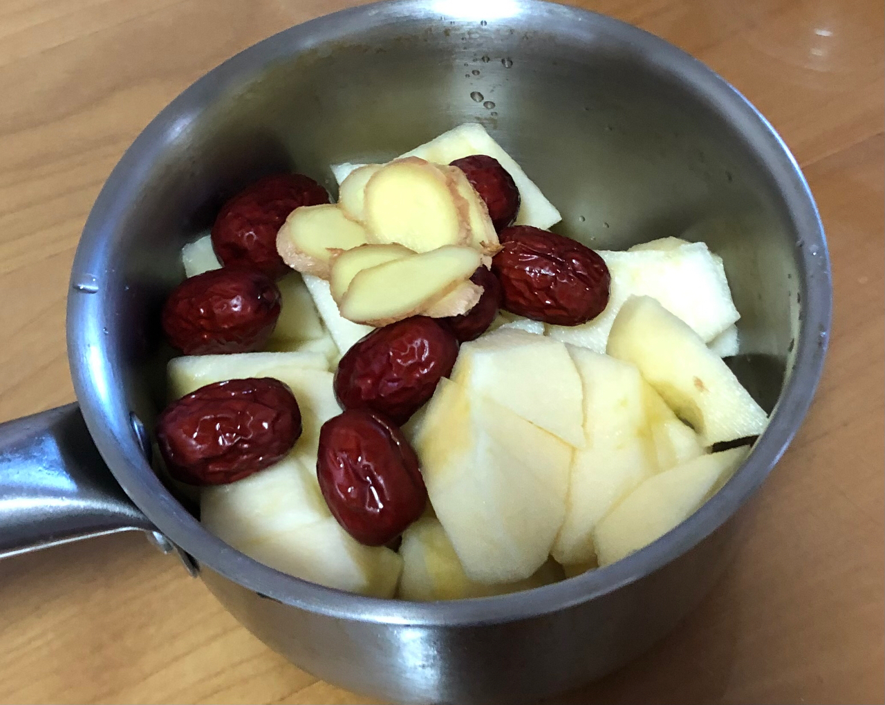润肠通便滋阴润肺美容养颜的苹果+生姜+红枣汤的做法 步骤2