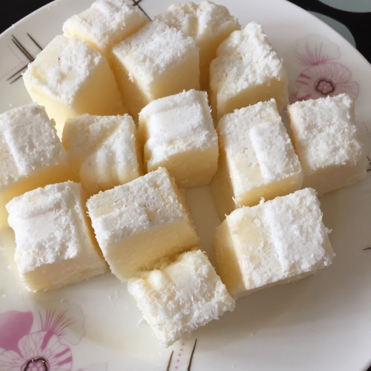 辰萱妈妈做的椰丝牛奶小方糕