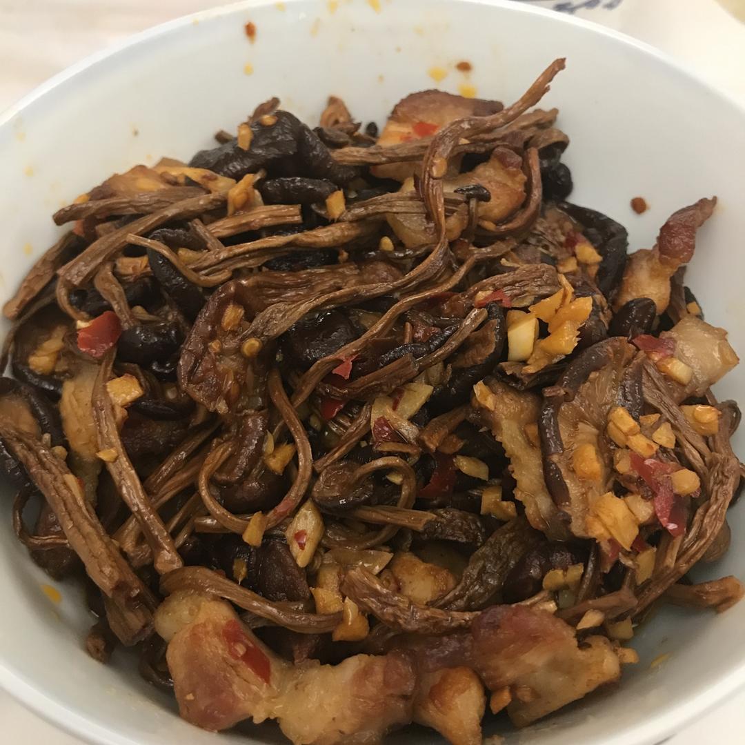 五花肉干锅茶树菇