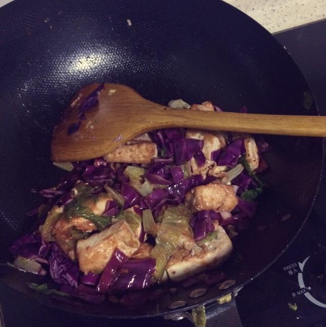 紫甘蓝生菜炒豆腐的做法
