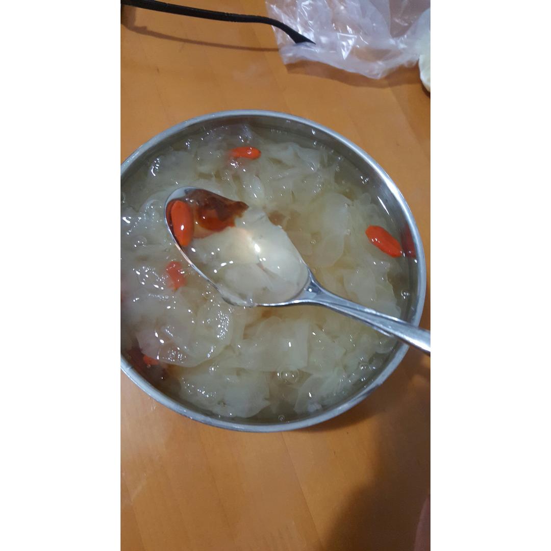 这一碗，只长颜值不长膘！（银耳桃胶皂角米）