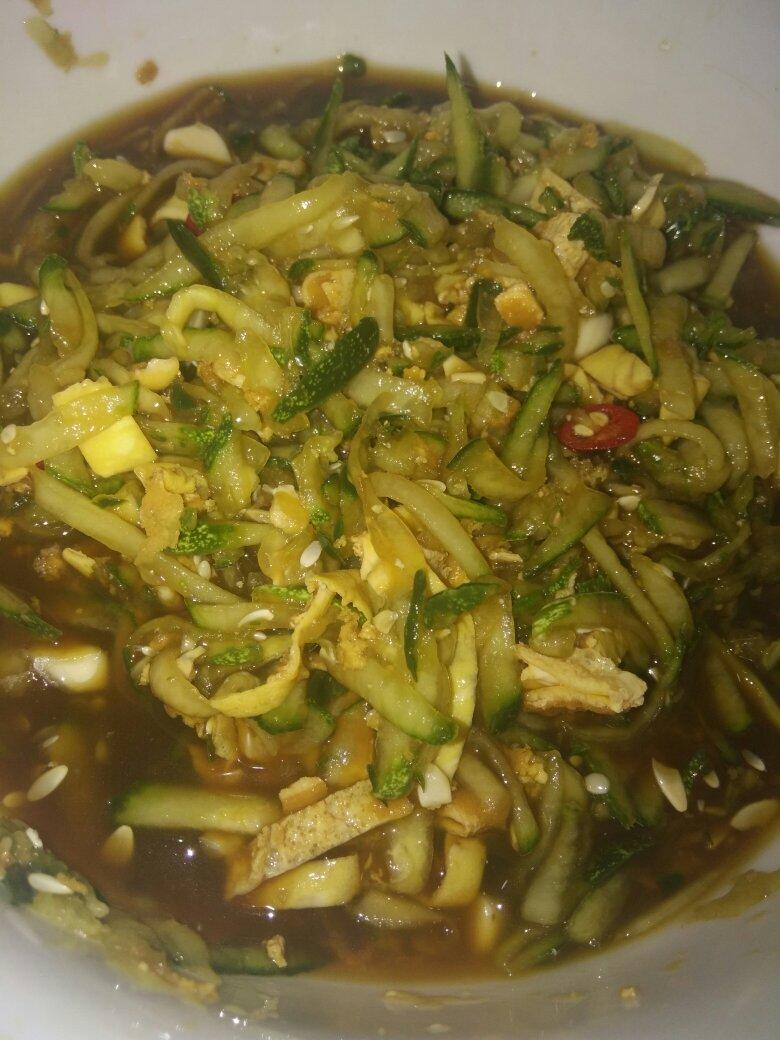 凉拌黄瓜丝蛋皮丝