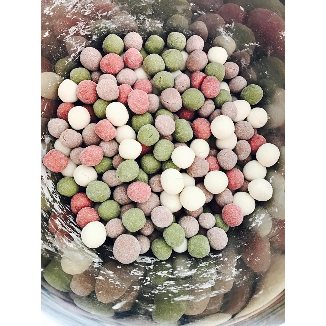 如何快速搓小汤圆且汤圆堆放在一起相互之间不粘连？