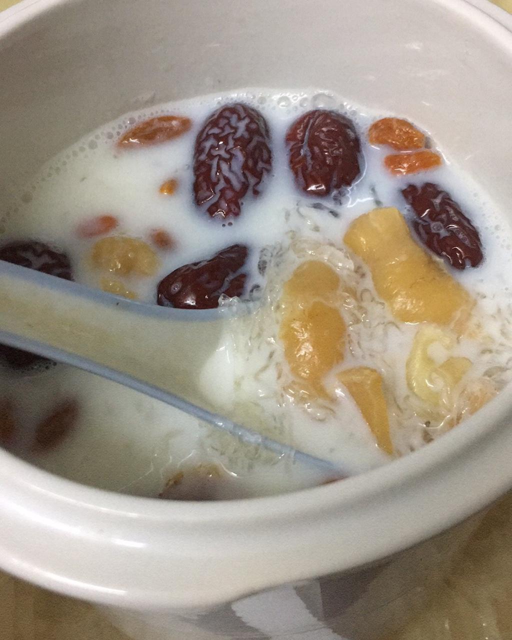 老阿姨糖水铺做的花胶鲜奶炖燕窝汤
