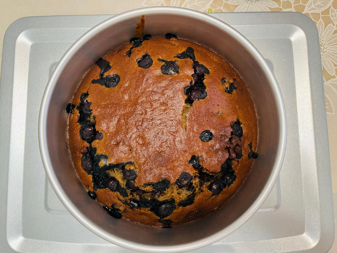 准备祖传的香蕉蓝莓玛芬蛋糕