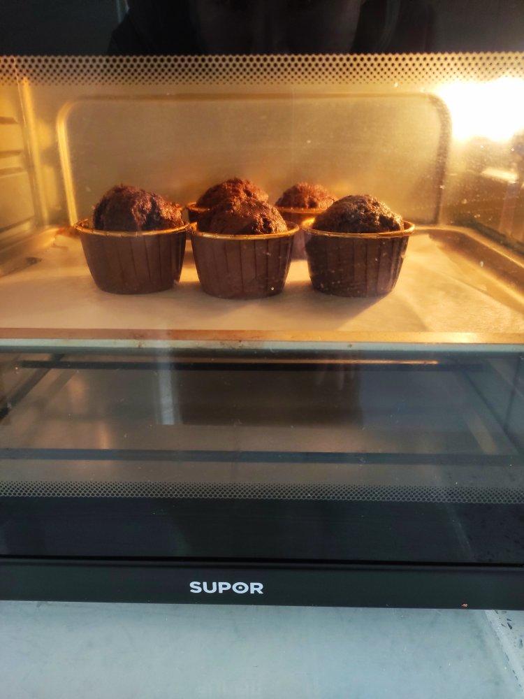 超润巧克力纸杯蛋糕（非常适合裱花、盖糖皮的cupcake方子）