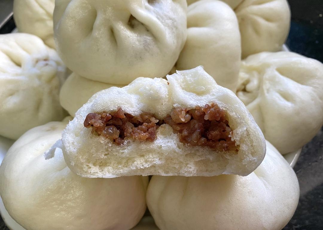 云朵般松软爆浆蜜汁叉烧包