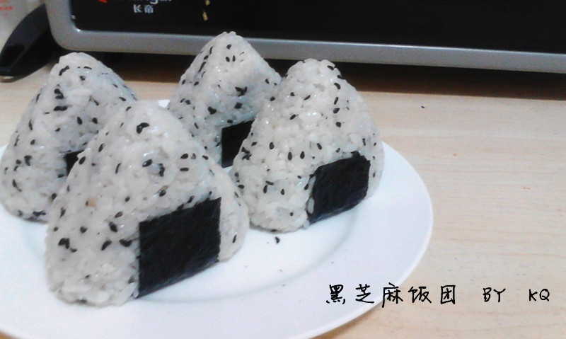 黑芝麻酱牛肉饭团